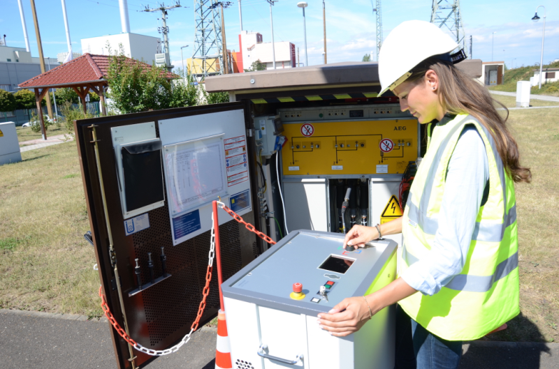 muk740 testing cables with a megger vlf45 sine wave 45 kv test set with integrated tan delta facilities