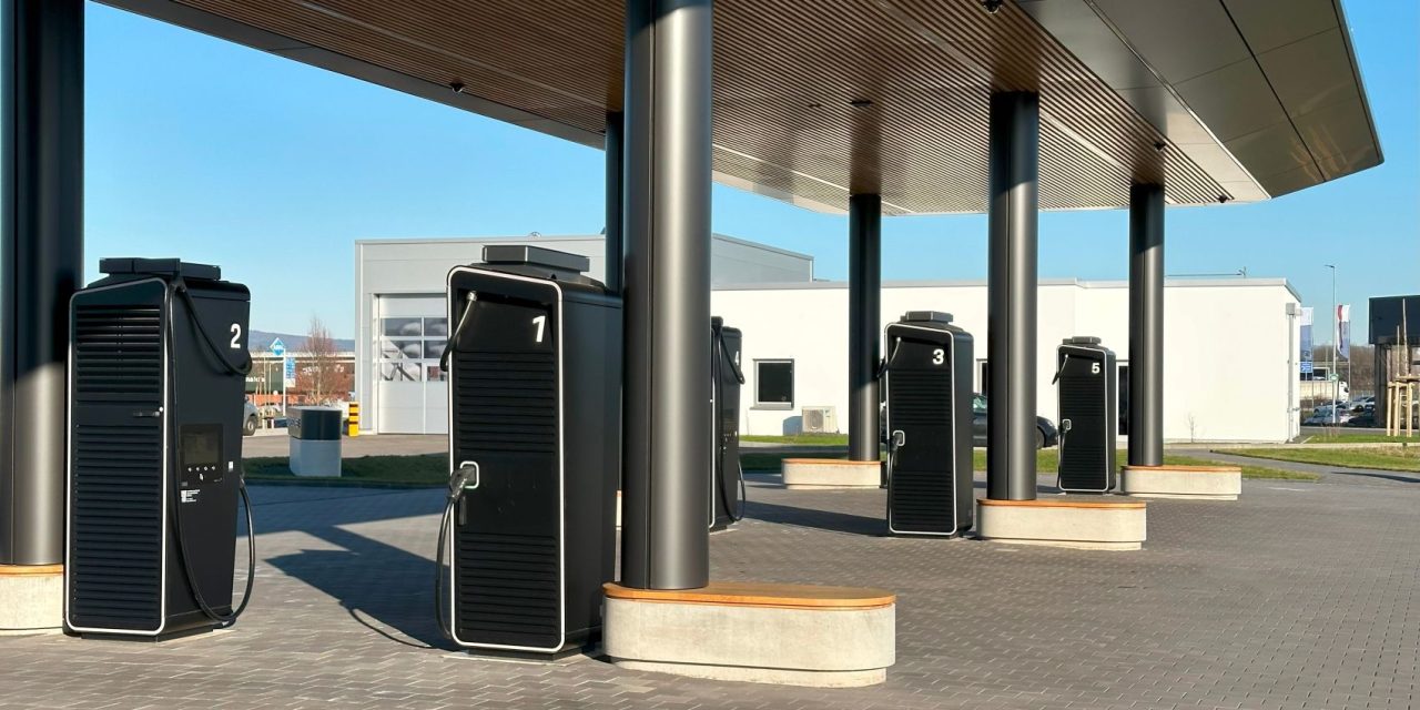 SiC Power Stack custom configured: new evaluation kit shortens time-to-market for SiC inverters